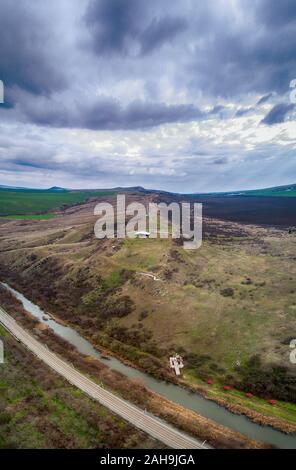 Drone shot su Markeli era un medievale bizantina e frontiera bulgara roccaforte, i cui ruderi sono situati nel comune di Karnobat, Bulgaria, Foto Stock