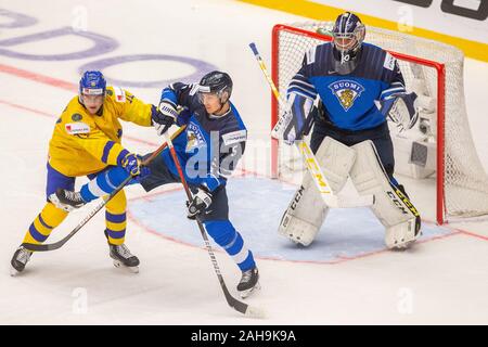 L-R Samuel Fagemo (SWE) e Mikko Kokkonen e portiere Justus Annunen (entrambi FIN) in azione durante il 2020 IIHF mondo junior di Hockey su ghiaccio la LOT Foto Stock