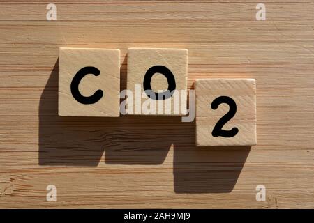 CO2 in alfabeto di legno lettere su un bambù Sfondo legno Foto Stock