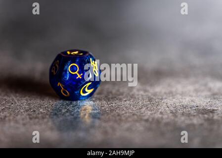 Astrologia blu dice con simbolo del pianeta Venere su sfondo grigio Foto Stock
