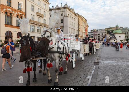 Cracovia in Polonia - 11 Maggio 2018: trasporto cavalli e attendere per i turisti in piazza del mercato Foto Stock