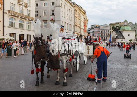 Cracovia in Polonia - 11 Maggio 2018: trasporto cavalli e attendere per i turisti in piazza del mercato Foto Stock