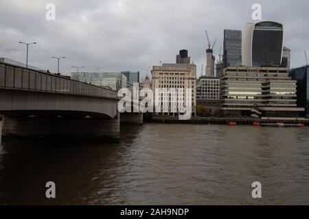 Passeggiando per Londra e catturando la sua bellezza in tutta la città Foto Stock