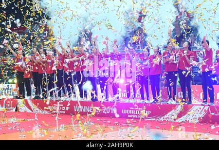 Pechino, Cina. 29Sep, 2019. File foto scattata il 7 settembre 29, 2019 mostra ai giocatori di Cina celebra durante la cerimonia di premiazione dopo il coronamento dell'2019 FIVB Coppa del Mondo femminile di Osaka in Giappone. Della Cina di mondo del volley femminile team ha prodotto una corsa perfetta di 11 vittorie al tredicesimo FIVB Coppa del Mondo donne dal 14 settembre al 29, vincendo il torneo per la quinta volta. È stata anche la squadra cinese del decimo importante titolo internazionale, attraverso i giochi olimpici e i campionati mondiali e la Coppa del Mondo di calcio. Credito: Egli Canling/Xinhua/Alamy Live News Foto Stock