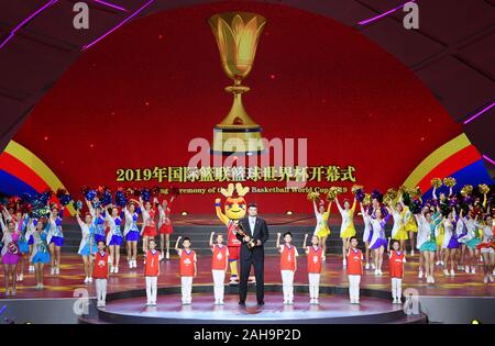 (191227) -- PECHINO, Dic 27, 2019 (Xinhua) -- File foto scattata su agosto 30, 2019 mostra Yao Ming, Presidente della Cina di associazione di pallacanestro tenendo il trofeo della pallacanestro FIBA World Cup durante la cerimonia di apertura della pallacanestro FIBA World Cup 2019 tenuto presso il National Aquatics Centre (Cubo Acqua) a Pechino, capitale della Cina. La Cina ha ospitato il basket FIBA World Cup tra il 31 Agosto e Settembre 15, con il numero delle squadre partecipanti in aumento da 24 a 32. La Spagna ha sconfitto Argentina 95-75 nel finale di conquistare il titolo, mentre la Cina è stato battuto fuori del round di 16 e si rompono Foto Stock