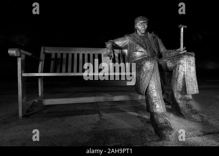 Freddie Gilroy panca scultura su Marine Drive sul lungomare di Scarborough Foto Stock