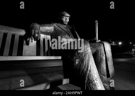 Freddie Gilroy panca scultura su Marine Drive sul lungomare di Scarborough Foto Stock