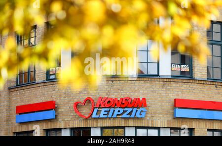 Leipzig, Germania. Xv Nov, 2019. Un ramo della catena di supermercati 'Konsum' nell'Arthur-Hoffmann-Straße Credito: Jan Woitas/dpa-Zentralbild/ZB/dpa/Alamy Live News Foto Stock