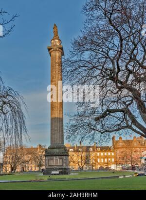 Edimburgo GEORGE STREET il monumento di Melville in St Andrew Square Foto Stock