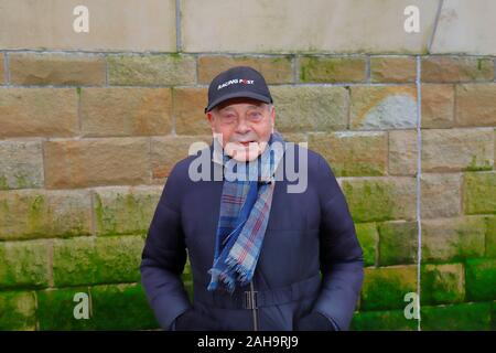 Ritirato il cricket arbitro Harold 'Dickie' uccello in posa per una foto durante la visione di una carità di football match on Scarborough Beach sul Boxing Day 2019 Foto Stock