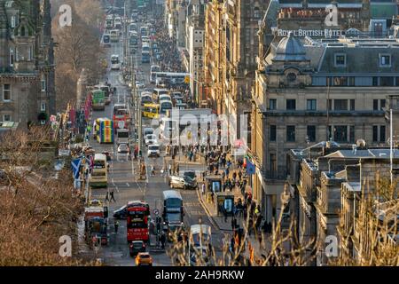 Edimburgo SCOZIA CITY VIEW Princes Street con la folla sul marciapiede e grave congestione del traffico con circa venti AUTOBUS Foto Stock