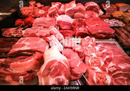 Leipzig, Germania. Xv Nov, 2019. Diversi tipi di carne di maiale e manzo sono giacenti in un contatore di carne in un supermercato. Credito: Jan Woitas/dpa-Zentralbild/ZB/dpa/Alamy Live News Foto Stock