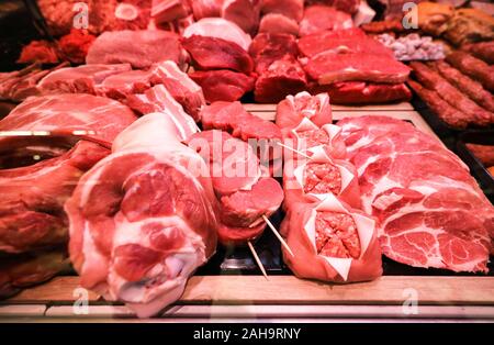 Leipzig, Germania. Xv Nov, 2019. Diversi tipi di carne di maiale e manzo sono giacenti in un contatore di carne in un supermercato. Credito: Jan Woitas/dpa-Zentralbild/ZB/dpa/Alamy Live News Foto Stock