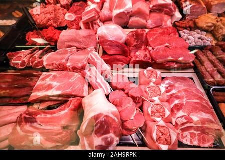 Leipzig, Germania. Xv Nov, 2019. Diversi tipi di carne di maiale e manzo sono giacenti in un contatore di carne in un supermercato. Credito: Jan Woitas/dpa-Zentralbild/ZB/dpa/Alamy Live News Foto Stock