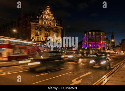 Edimburgo in Scozia in inverno con traffico di sera su Princes Street Foto Stock