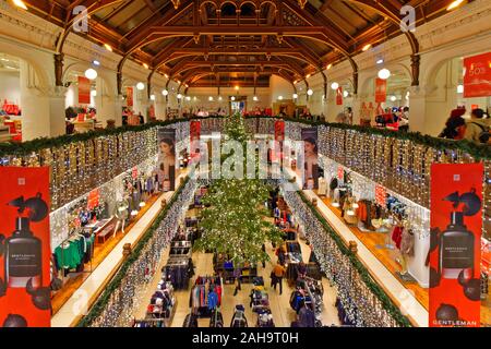 Edimburgo SCOZIA ALL'INTERNO JENNERS STORE su Princes Street a tempo di Natale con un grande albero e ampie decorazioni Foto Stock