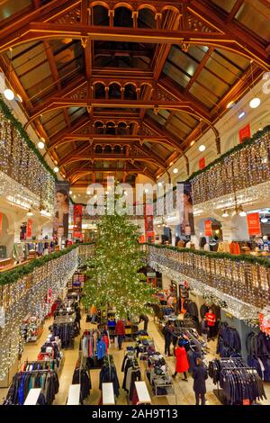 Edimburgo SCOZIA ALL'INTERNO JENNERS STORE su Princes Street A TEMPO DI NATALE CON ALBERO E DECORAZIONI esteso Foto Stock