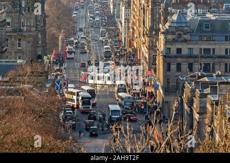 Edimburgo Scozia Inverno tempo vista città di Princes Street con la folla sul marciapiede e la congestione del traffico su strada Foto Stock