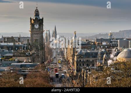 Edimburgo Scozia Inverno tempo vista città Princes Street con la folla sul marciapiede e il traffico sulla strada Foto Stock