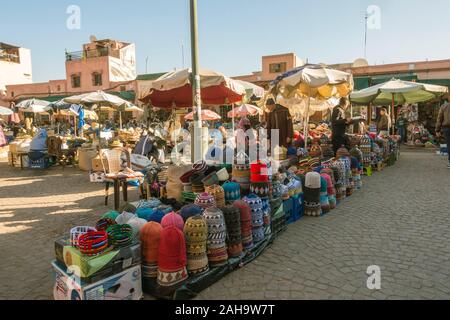 Teste colorate in vendita a Rahba Kedima (Place des Epices), Medina, Marrakech, Marocco, Nord Africa Foto Stock