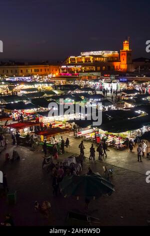 Piazza Jemaa el Fna. Chioschi e la folla in Piazza Jemaa El Fna di notte a Marrakech, Marocco. Foto Stock