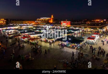 Piazza Jemaa el Fna. Chioschi e la folla in Piazza Jemaa El Fna di notte a Marrakech, Marocco. Foto Stock