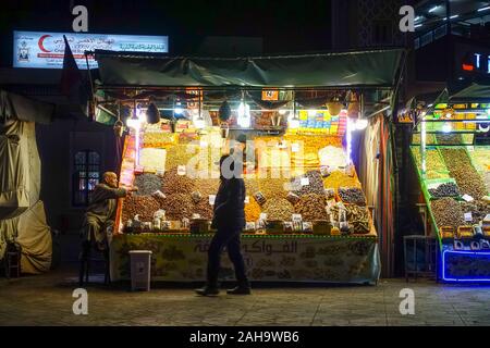 Bancarelle su piazza Jemaa el-Fnaa che vendono frutta secca e noci, Marrakech, Marocco Foto Stock