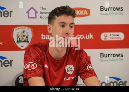 26 dicembre 2019, Oakwell, Barnsley, Inghilterra; Sky scommessa campionato, Barnsley v West Bromwich Albion : Aapo Halme (24) di Barnsley parla alla stampa Credito: Mark Cosgrove/news immagini Foto Stock