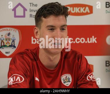 26 dicembre 2019, Oakwell, Barnsley, Inghilterra; Sky scommessa campionato, Barnsley v West Bromwich Albion : Aapo Halme (24) di Barnsley parla alla stampa Credito: Mark Cosgrove/news immagini Foto Stock