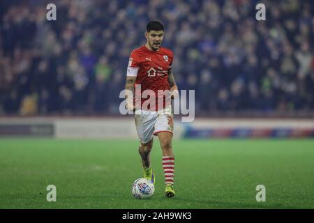 26 dicembre 2019, Oakwell, Barnsley, Inghilterra; Sky scommessa campionato, Barnsley v West Bromwich Albion : Alex Mowatt (27) di Barnsley in azione durante il gioco Credito: Mark Cosgrove/news immagini Foto Stock