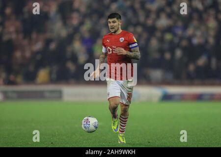 26 dicembre 2019, Oakwell, Barnsley, Inghilterra; Sky scommessa campionato, Barnsley v West Bromwich Albion : Alex Mowatt (27) di Barnsley in azione durante il gioco Credito: Mark Cosgrove/news immagini Foto Stock