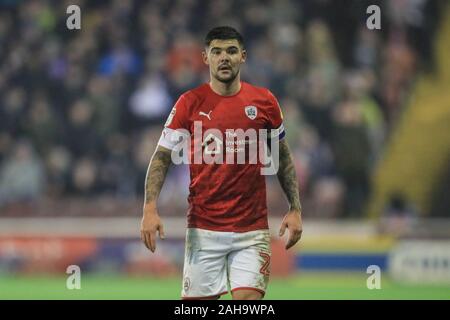 26 dicembre 2019, Oakwell, Barnsley, Inghilterra; Sky scommessa campionato, Barnsley v West Bromwich Albion : Alex Mowatt (27) di Barnsley durante il gioco Credito: Mark Cosgrove/news immagini Foto Stock