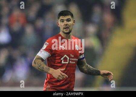 26 dicembre 2019, Oakwell, Barnsley, Inghilterra; Sky scommessa campionato, Barnsley v West Bromwich Albion : Alex Mowatt (27) di Barnsley durante il gioco Credito: Mark Cosgrove/news immagini Foto Stock