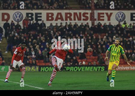 26 dicembre 2019, Oakwell, Barnsley, Inghilterra; Sky scommessa campionato, Barnsley v West Bromwich Albion : Bambo Diaby (5) di Barnsley cancella il credito a sfera: Mark Cosgrove/news immagini Foto Stock