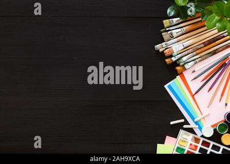 Arte creativa pittura disegno fornisce strumenti impostata sulla scrivania in legno vista superiore Foto Stock