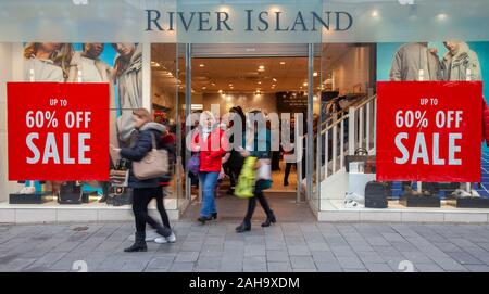 River Island Sconto Vendita a Southport, Merseyside. Dicembre, 2019. JD Sports; giornata di shopping nel centro città come post vendite natalizie, con grandi sconti come eventi di liquidazione si svolgono nel quartiere centrale degli affari negozi nel centro città. Foto Stock