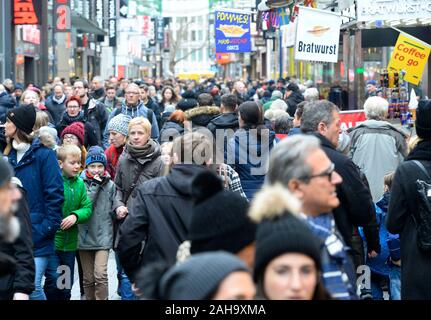 Colonia, Germania. 27 Dic, 2019. Numerosi i passanti dalla folla attraverso il Hohe Straße. Nei giorni dopo Natale, il commercio attrae molte campagne di sconto. Credito: Roberto Pfeil/dpa/Alamy Live News Foto Stock