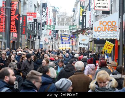 Colonia, Germania. 27 Dic, 2019. Numerosi i passanti dalla folla attraverso il Hohe Straße. Nei giorni dopo Natale, il commercio attrae molte campagne di sconto. Credito: Roberto Pfeil/dpa/Alamy Live News Foto Stock