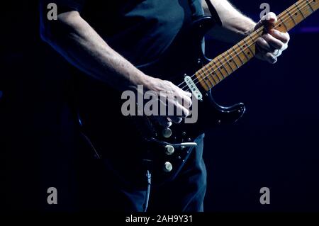 Milano, 24 marzo 2006, concerto dal vivo di David Gilmour presso il "Teatro Arcimboldi ': David Gilmour durante il concerto Foto Stock