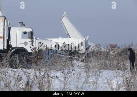 Almaty, Kazakhstan. 27 Dic, 2019. Foto scattata a Dic. 27, 2019 mostra danneggiato empennage presso l'aereo crash site ad Almaty in Kazakistan. Almeno 12 persone sono state uccise e decine di feriti dopo un aereo della compagnia aerea kazaka Bek aria con 100 persone a bordo si è schiantato inizio venerdì nei pressi del paese più grande città di Almaty, autorità locali detto. (Kazako Agenzia telegrafica/Handout via Xinhua) Credito: Xinhua/Alamy Live News Foto Stock