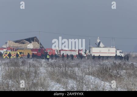 Almaty, Kazakhstan. 27 Dic, 2019. I soccorritori a lavoro aereo crash site in Almaty, Kazakhstan, Dic 27, 2019. Almeno 12 persone sono state uccise e decine di feriti dopo un aereo della compagnia aerea kazaka Bek aria con 100 persone a bordo si è schiantato inizio venerdì nei pressi del paese più grande città di Almaty, autorità locali detto. (Kazako Agenzia telegrafica/Handout via Xinhua) Credito: Xinhua/Alamy Live News Foto Stock