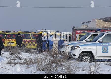 Almaty, Kazakhstan. 27 Dic, 2019. I soccorritori a lavoro aereo crash site in Almaty, Kazakhstan, Dic 27, 2019. Almeno 12 persone sono state uccise e decine di feriti dopo un aereo della compagnia aerea kazaka Bek aria con 100 persone a bordo si è schiantato inizio venerdì nei pressi del paese più grande città di Almaty, autorità locali detto. (Kazako Agenzia telegrafica/Handout via Xinhua) Credito: Xinhua/Alamy Live News Foto Stock