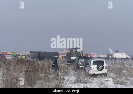 Almaty, Kazakhstan. 27 Dic, 2019. Veicoli di soccorso sono visti presso l'aereo crash site in Almaty, Kazakhstan, Dic 27, 2019. Almeno 12 persone sono state uccise e decine di feriti dopo un aereo della compagnia aerea kazaka Bek aria con 100 persone a bordo si è schiantato inizio venerdì nei pressi del paese più grande città di Almaty, autorità locali detto. (Kazako Agenzia telegrafica/Handout via Xinhua) Credito: Xinhua/Alamy Live News Foto Stock