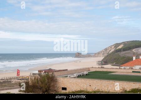 Vista in elevazione della città e la spiaggia di nazare, Portogallo Foto Stock
