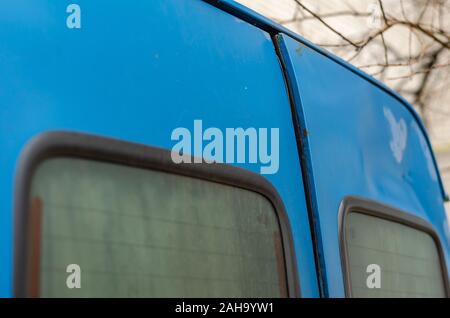 Danneggiato porta posteriore di un minibus. Non chiusa la porta di un blu alti minibus. Una ammaccatura in alto a destra. Le conseguenze di un incidente stradale. Vista laterale. Foto Stock