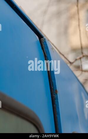 Danneggiato porta posteriore di un minibus. Non chiusa la porta di un blu alti minibus. Una ammaccatura in alto a destra. Le conseguenze di un incidente stradale. Vista laterale. Foto Stock