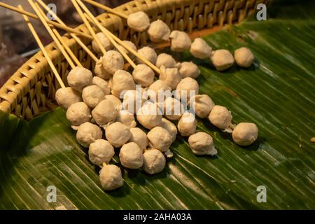 Carne di maiale alla griglia polpette e polpette di carne Foto Stock