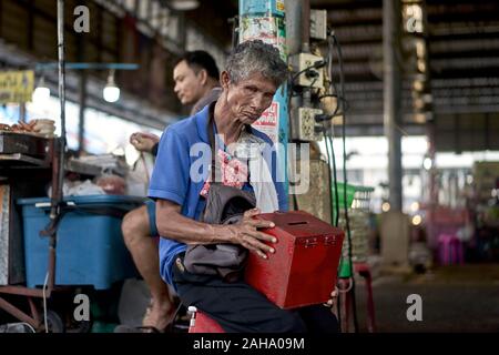 Mendicante cieco uomo in un mercato della Thailandia Foto Stock