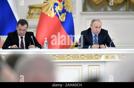 Mosca, Russia. 27 dicembre, 2019. Il presidente russo Vladimir Putin, a destra, con il Primo Ministro Dmitry Medvedev durante il Consiglio di Stato incontro sulla politica agricola al Cremlino Dicembre 26, 2019 a Mosca, in Russia. Credito: Aleksey Nikolskyi Cremlino/Piscina/Alamy Live News Foto Stock