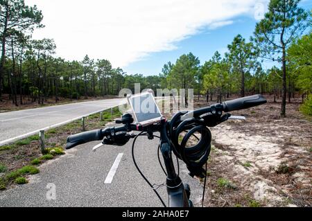 La Eurovelo 1 costa atlantica rotta vicino a Nazar nel Portogallo centrale. Questo percorso ciclabile corre lungo l'oceano Atlantico Foto Stock